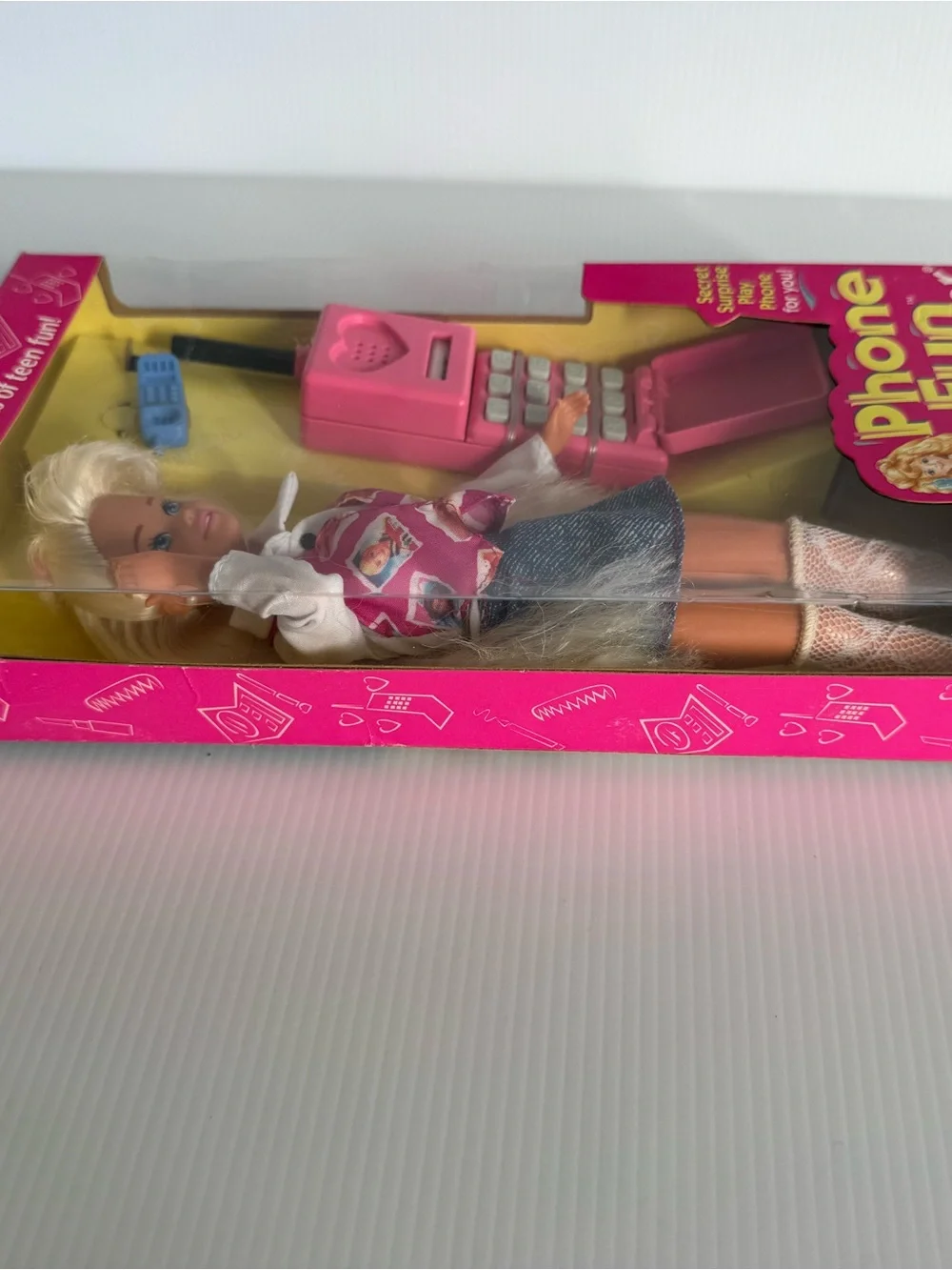 🩷NIB. Mattel Barbie Sister Skipper Phone Fun doll with pink flip phone- 1995